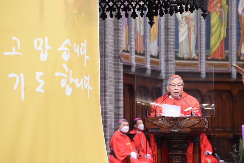 염수정 추기경이 30일 명동대성당에서 서울대교구장 이임 감사 미사를 주례하고 있다. 사진 서울대교구 제공