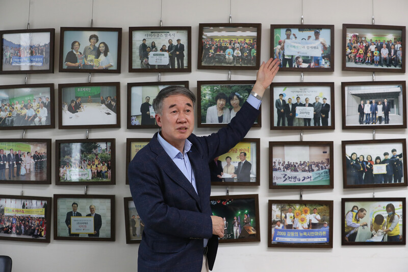 백경학 푸르메재단 상임이사가 11월15일 서울 종로구 재단 사무실에서 고 박완서 작가와 가수 션 등 어린이재활병원 건립을 도운 기부자들의 사진을 가리키며 이야기하고 있다. 강창광 선임기자 chang@hani.co.kr