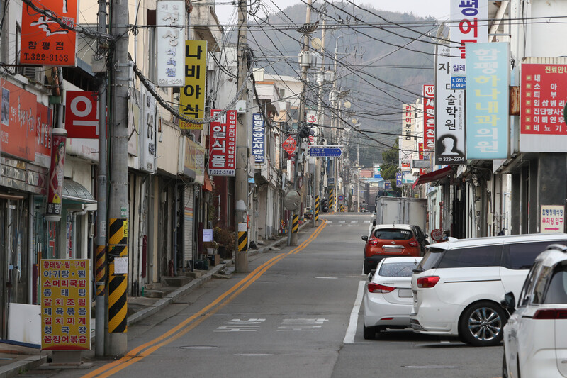 12일 오전 전남 함평군 함평읍 시가지가 한산하다. 함평에서는 오미크론 변이 의심 확진자가 10여 명 발생하는 등 지역 내 코로나19 확산 우려가 커지고 있다. 연합뉴스