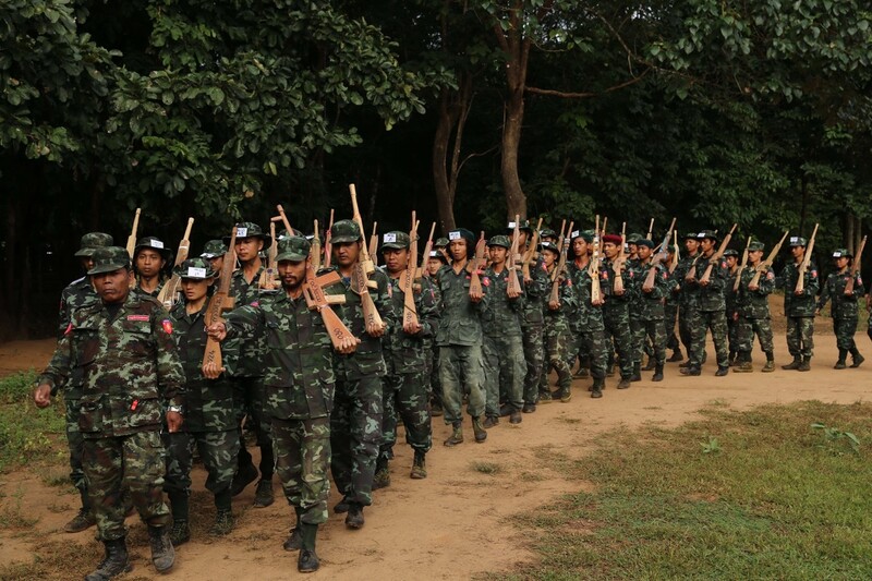 버마 정부군에 맞서 무장투쟁에 참여한 민중방위대, 버마애국조직을 비롯한 시민군이 버마학생민주전선 기지에서 군사훈련 중이다. 정문태 국제분쟁 전문기자