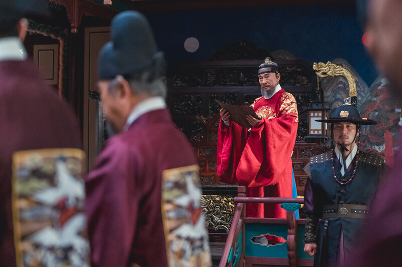 &lt;옷소매 붉은 끝동&gt;에서 금등지사를 찾아낸 영조. 금등지사는 실재했지만, 드라마와는 다른 내용이다. &lt;문화방송&gt; 제공