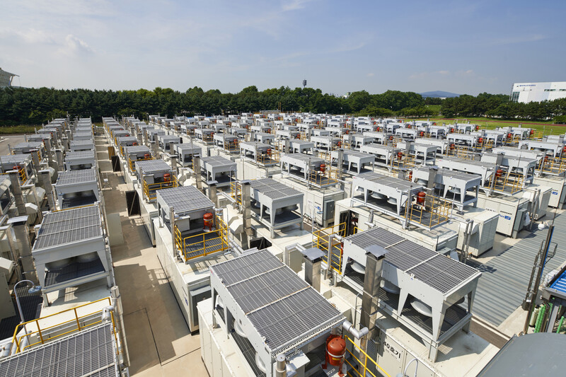 142개 연료전지 모듈 ‘빽빽이’…수소로 전기·온수 ‘친환경 생산’