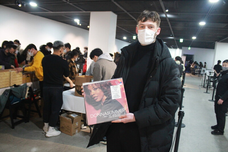 영국인 아서 위노비가 22일 서울 마포구 라이즈호텔 지하 1층에서 열린 ‘10회 서울레코드페어’에서 산 레코드를 보여주고 있다.  정혁준 기자