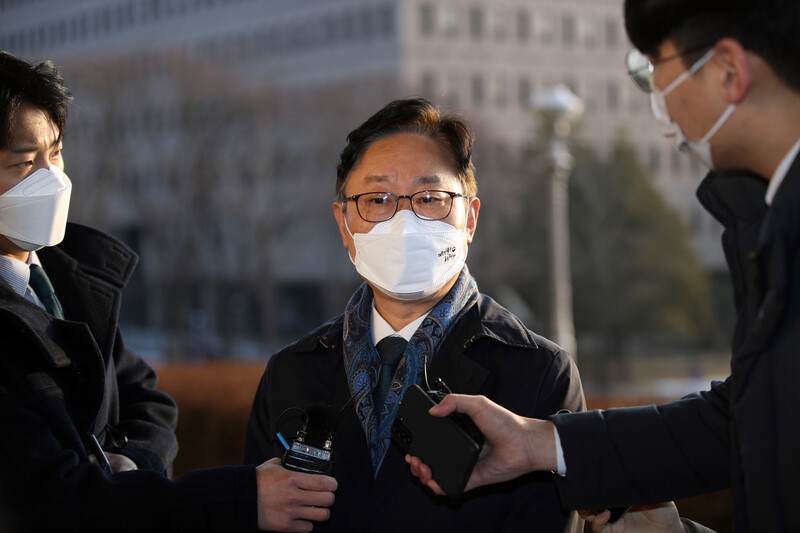 박범계 법무부 장관이 지난해 12월20일 오전 과천 법무부 청사로 출근하며 취재진 질문에 답변하고 있다. 연합뉴스.