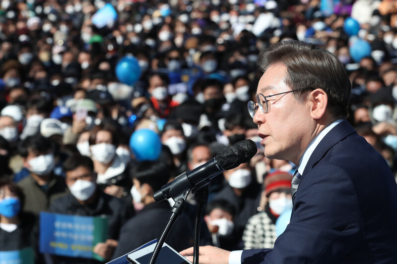 더불어민주당 이재명 대선 후보가 6일 오후 서울 도봉구 도봉산 입구에서 열린 유세에서 연설하고 있다. 공동취재사진