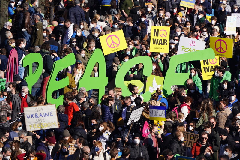 지난 13일 독일 베를린에서 시민들이 “전쟁 반대”, “평화”라고 적힌 손팻말 등을 들고 러시아의 우크라이나 침공에 반대하는 시위를 벌이고 있다. EPA 연합뉴스