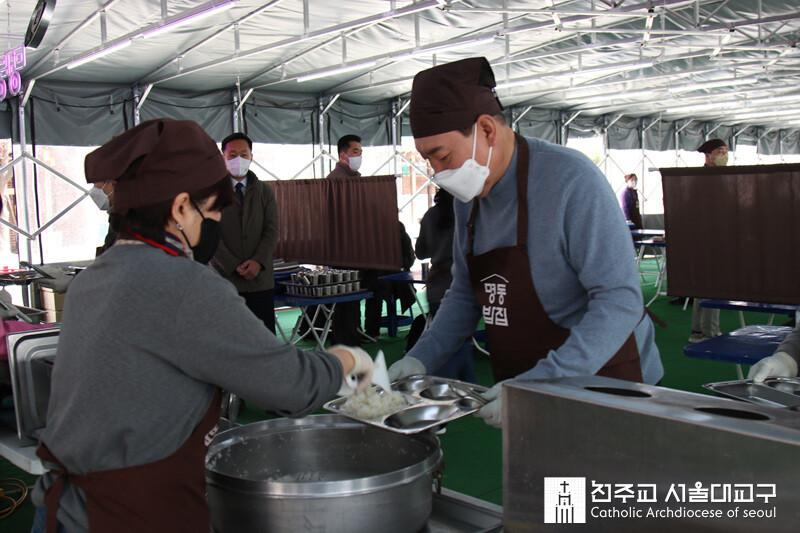 서울 명동성당 내 명동밥집에서 배식 봉사를 위해 식판에 밥을 받고 있는 윤석열 대통령 당선자. 서울대교구 제공