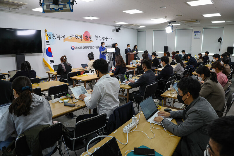 신용현 20대 대통령직인수위원회 대변인이 지난 27일 오후 서울 종로구 삼청동 인수위 기자회견장에서 언론사 취재진을 앞에 두고 브리핑을 하고 있다. 연합뉴스