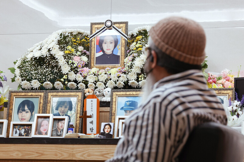 국회 법제사법위원회 제1 법안심사소위원회에서 공군 성폭력 피해자 고(故) 이예람 중사의 사망 사건 조사를 위한 특검법이 논의되던 4일 오후 이 중사의 부친이 경기도 성남시 국군수도병원 장례식장 이 중사 추모소 영정 앞에서 통화를 하고 있다. 이 중사의 부친은 “예람이 관련 수사가 제대로 진행되지 않아 부드럽게 웃고 있던 모습을 화가 난 모습, 당당한 모습의 영정으로 바꿔놓았다. 좋은 소식도 들리고 해서 그런지 지금은 예람이의 눈가가 촉촉이 젖어 부드러워져 보인다”고 말했다. 연합뉴스