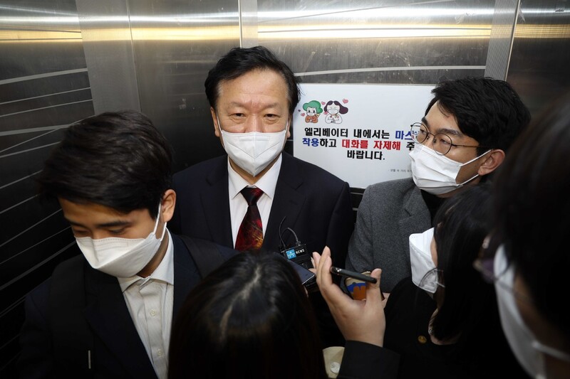 정호영 보건복지부 장관 후보자가 15일 서울 서대문구 국민연금공단 서울북부지역본부에 마련된 인사청문회 준비 사무실로 올라가며 취재진의 질문을 받고 있다. 연합뉴스