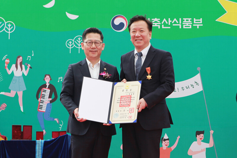 지난 2018년 7월6일 서울 청계광장에서 열린 ‘2018 도농교류의 날 기념식’에서 당시 경북대병원장이던 정호영 보건복지부 장관 후보자가(오른쪽)가 김현수 당시 농림축산식품부 차관에게서 녹조근정훈장을 받는 모습. 경북대병원 제공