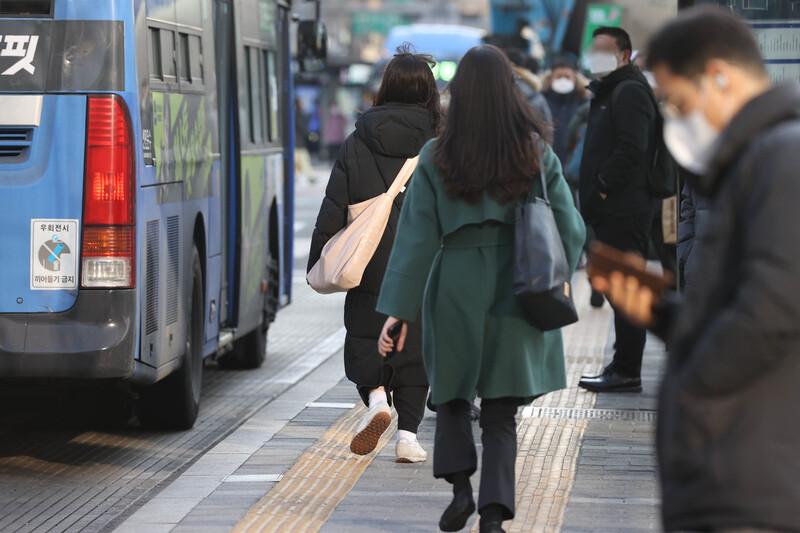 시민들이 서울 세종대로를 걷고 있다. 연합뉴스