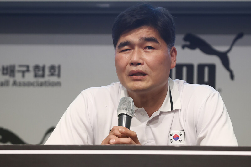 임도헌 한국 남자배구 대표팀 감독이 28일 서울 용산구 드래곤시티호텔에서 열린 대한민국 배구 국가대표팀 공식 후원 협약식 겸 국가대표팀 감독 기자회견에서 취재진 질문에 답하고 있다. 연합뉴스