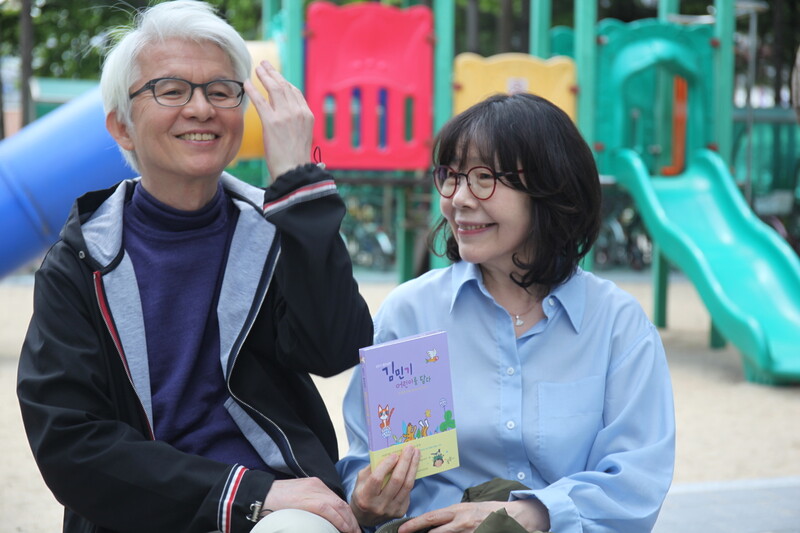 가수 조경옥과 남편 김창남 성공회대 교수가 2일 경기 고양시 집 근처 놀이터에서 &lt;한겨레&gt;와 인터뷰하고 있다. 정혁준 기자