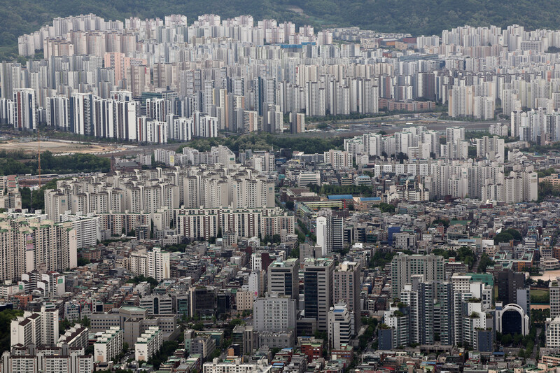 8일 오후 서울 송파구 롯데월드타워 전망대 서울스카이에서 바라본 아파트 단지. 연합뉴스