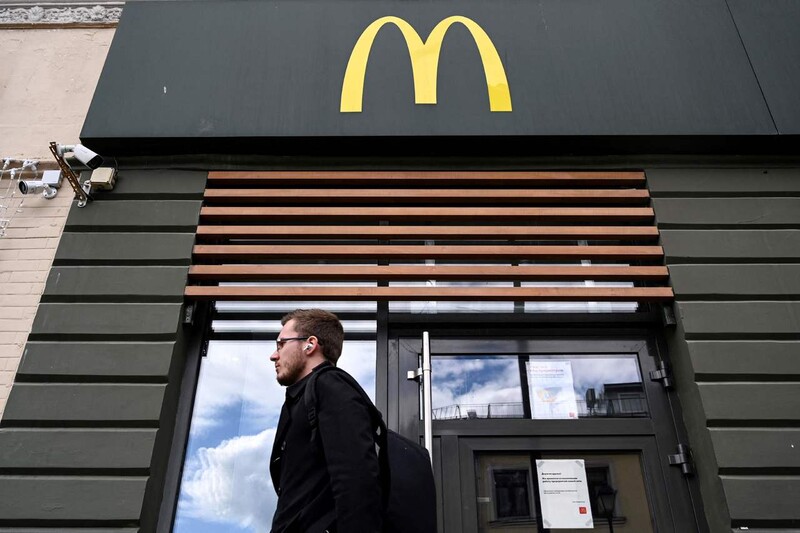 16일 러시아 수도 모스크바에 있는 문을 닫은 맥도날드 점포 앞을 남성 한 명이 지나가고 있다. AFP 연합뉴스