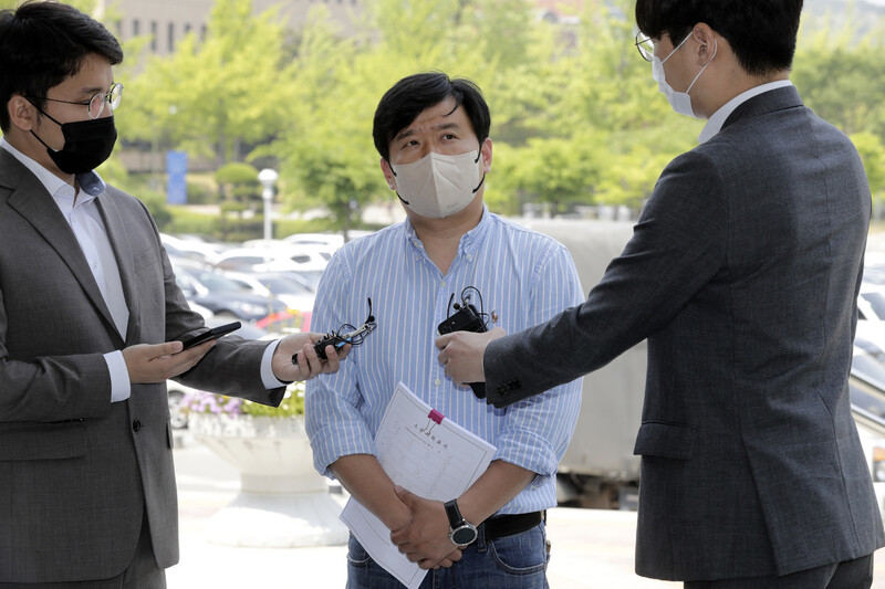 서울시 공무원 간첩조작 사건 피해자 유우성씨가 17일 오후 고위공직자범죄수사처(공수처)에 고소인 조사를 위해 출석하며 질문에 답변하고 있다. 유씨는 2014년 자신을 ‘보복 기소’했던 담당 검사와 지휘 라인을 직권남용 권리행사방해 등 혐의로 공수처에 고소했다. 과천/김명진 기자 littleprince@hani.co.kr