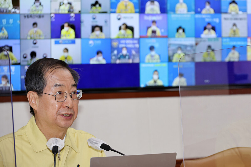 한덕수 국무총리가 27일 정부서울청사에서 열린 코로나19 대응 중앙재난안전대책본부 첫 회의를 주재하고 있다. 연합뉴스