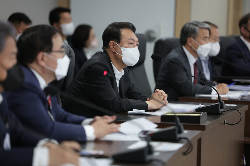 윤석열 대통령이 5일 오전 용산 대통령실 청사 지하 국가위기관리센터에서 김성한 국가안보실장 주재로 열린 국가안전보장회의(NSC) 상임위원회에 임석하고 있다. 대통령실 제공