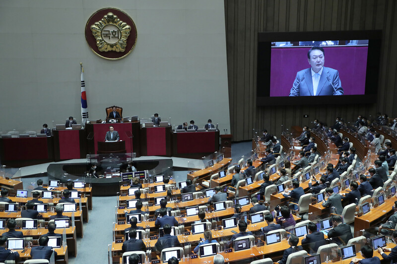 윤석열 대통령이 지난달 16일 오전 서울 여의도 국회 본회의장에서 코로나19로 인해 피해를 본 소상공인·자영업자의 보상을 위한 추가경정예산안의 신속한 처리를 요청하는 시정연설을 하고 있다. 연합뉴스