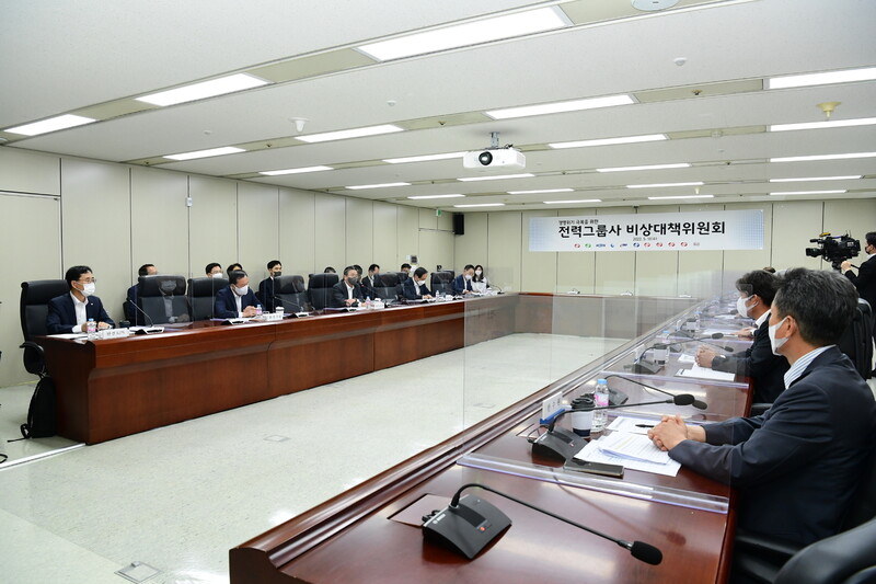 한국전력과 발전자회사 등 전력그룹사 사장단이 지난달 18일 한전 아트센터에서 ‘전력그룹사 비상대책위원회’를 하고 있다. 한국전력 제공