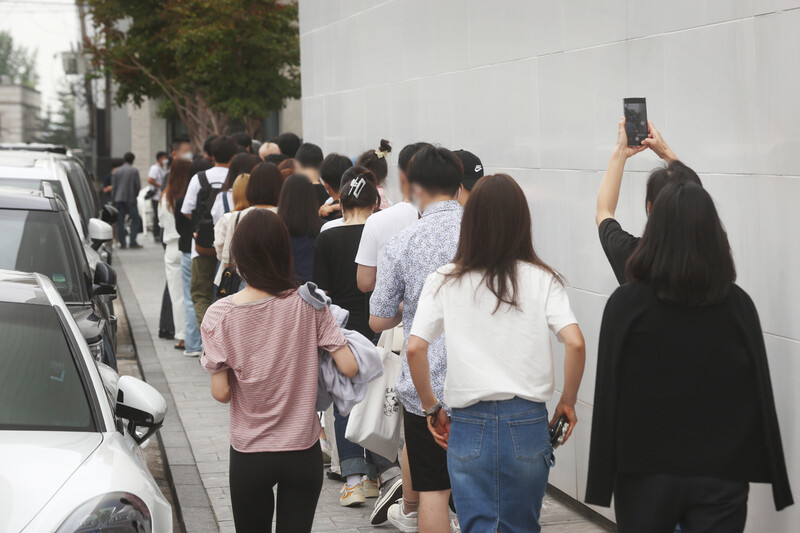 손흥민 패션 브랜드 NOS7 상품을 사려는 손님들이 17일 서울 강남구 청담동 분더샵 앞에 줄을 서고 있다. 연합뉴스