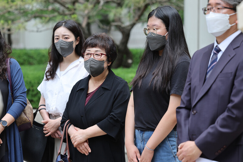 2014년 선임병들의 지속적인 구타와 가혹 행위로 숨진 윤승주 일병의 유족이 22일 오전 서울 서초구 서울중앙지법 앞에서 열린 국가배상소송 2심 선고를 마친 뒤 기자회견을 하고 있다. 연합뉴스