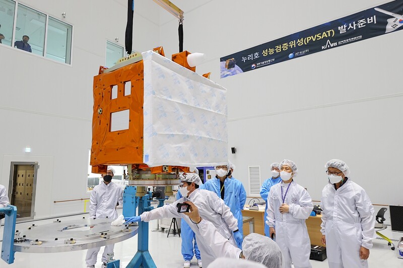 지난 6일 나로우주센터 위성준비동에서 연구진이 성능검증위성을 누리호에 탑재하기 위해 이동하고 있다. 한국항공우주연구원 제공
