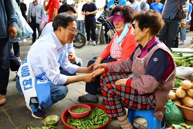 지난달 김동연 경기도지사 후보가 경기 이천시 관고전통시장에서 지지를 호소하고 있다. 공동취재사진