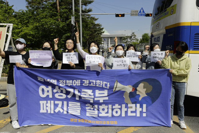 ‘여성가족부 폐지 저지 공동행동’ 회원들이 지난달 10일 오전 윤석열 대통령 취임식이 열린 국회 앞에서 여성가족부 폐지 철회를 주장하는 기자회견을 하고 있다. 김명진 기자 littleprince@hani.co.kr