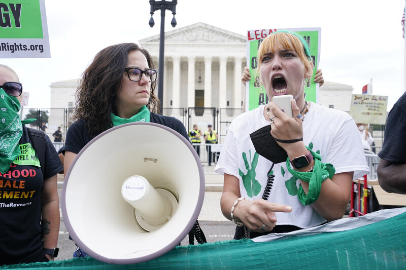 24일 ‘로 앤 웨이드’ 판례 파기 소식을 접한 여성들이 연방대법원 청사 앞에서 항의하고 있다. 워싱턴/AP 연합뉴스