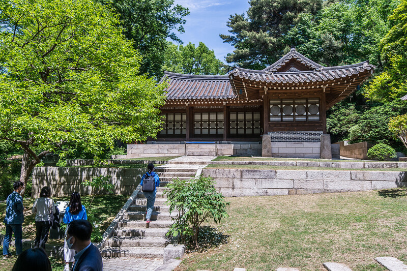 5월10일 오후 서울 종로구 청와대 개방 행사에 참가한 시민들이 청와대 경내 문화유산인 침류각을 둘러보고 있다. 공동취재사진