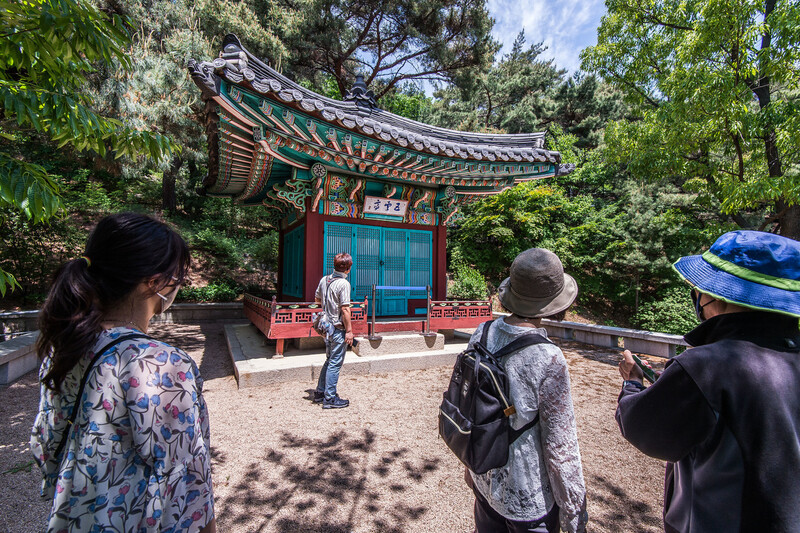 5월10일 오후 서울 종로구 청와대 개방 행사에 참가한 시민들이 청와대 경내 문화유산인 오운정을 둘러보고 있다. 공동취재사진