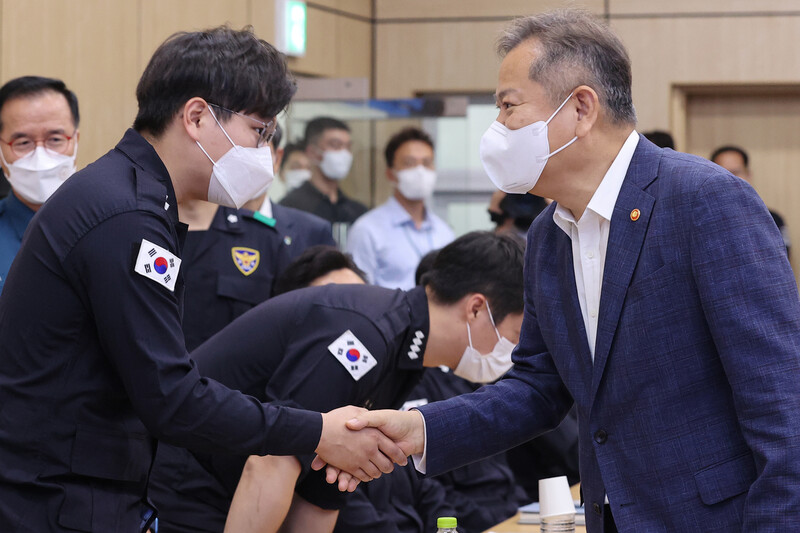 이상민 행정안전부 장관이 14일 오전 서울 동대문구 서울경찰청 기동본부에서 열린 경찰제도 현장 간담회에서 경찰관들과 인사하고 있다. 연합뉴스