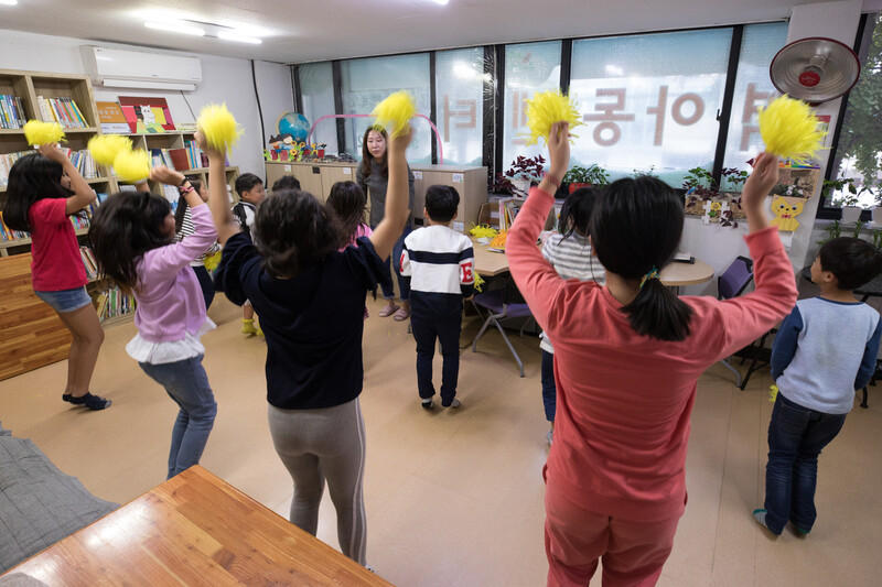 한 지역아동센터의 활동 모습. 사진은 본문과 관련 없음. 박승화 기자 eyeshoot@hani.co.kr