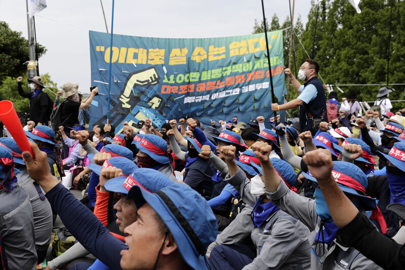 금속노조 거제통영고성 조선하청지회 조합원들이 지난 23일 오후 경남 거제시 아주동 대우조선해양 옥포조선소 서문 앞에서 열린 ‘7·23 대우조선 하청노동자 희망버스' 문화제에서 구호를 외치고 있다. 김명진 기자 littleprince@hani.co.kr