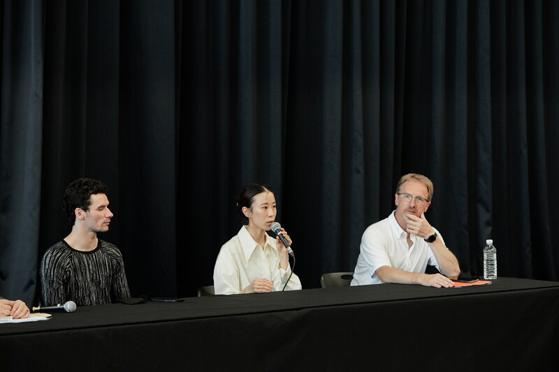 25일 기자간담회에서 자신의 발레 세계에 대해 설명하고 있는 박세은(가운데)와 파리 오페라 발레단의 리오넬 들라노에 발레마스터와 동료 폴 마르크(맨 왼쪽). 롯데콘서트홀 제공