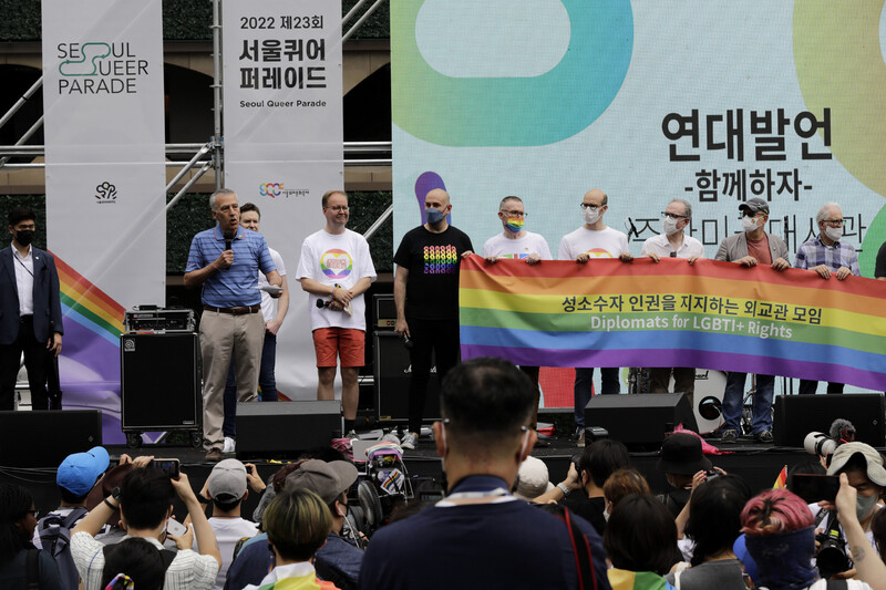 필립 골드버그 신임 주한미국대사가 지난 16일 서울퀴어문화축제에서 성소수자 권리 지지 연설을 하고 있다. 김명진 기자 littleprince@hani.co.kr