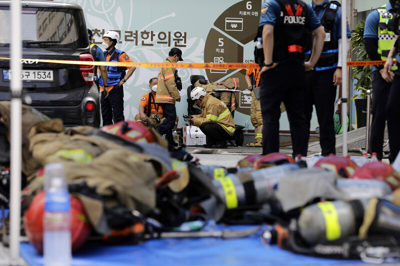 경기도 이천시 4층짜리 건물에서 불이 나 입주 병원 안에 있던 환자 등 5명이 숨지고, 42명이 연기흡입 등으로 다쳤다. 5일 오후 사고 현장에서 소방관들이 휴식을 취하고 있다. 김명진 기자 littleprince@hani.co.kr