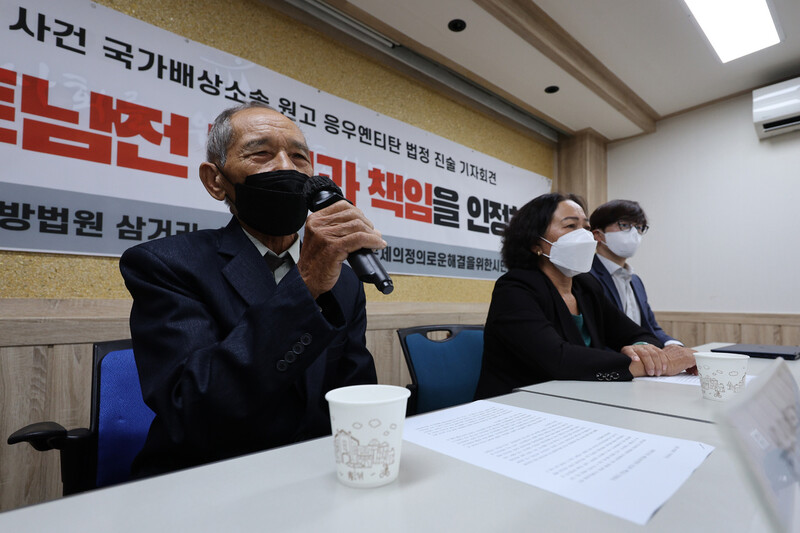 베트남전쟁 당시 한국군의 민간인 학살 피해 목격자인 응우옌득쩌이(왼쪽)가 9일 오후 서울 서초구 민주사회를위한변호사모임 대회의실에서 베트남전 민간인학살 국가배상 소송 법정 진술 기자회견을 하고 있다. 응우옌득쩌이의 조카인 응우옌티탄은 1968년 2월12일 한국군 청룡부대 1대대 1중대 군인들이 베트남 꽝남성 디엔반현 퐁니마을에서 70여명의 민간인을 학살했다며 2020년 4월 한국을 상대로 국가배상 소송을 제기했다. 연합뉴스