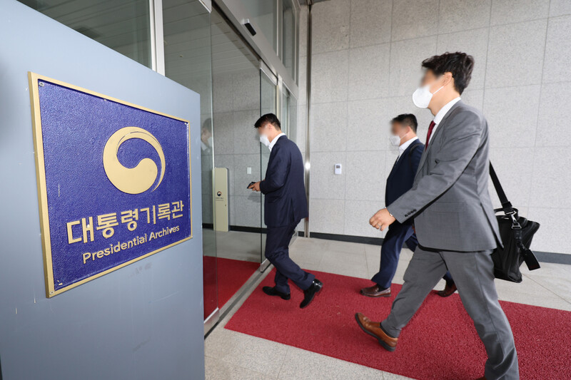 22일 검찰이 압수수색하고 있는 대통령기록관으로 변호인들이 들어가고 있다. 연합뉴스