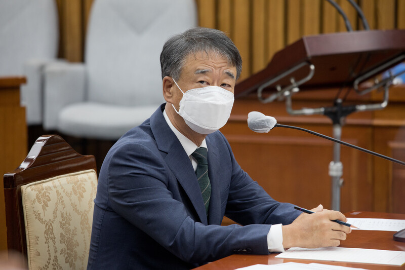 29일 오전 국회에서 열린 오석준 대법관 후보자 인사청문회에서 오석준 후보자가 의원들의 질문에 답하고 있다.