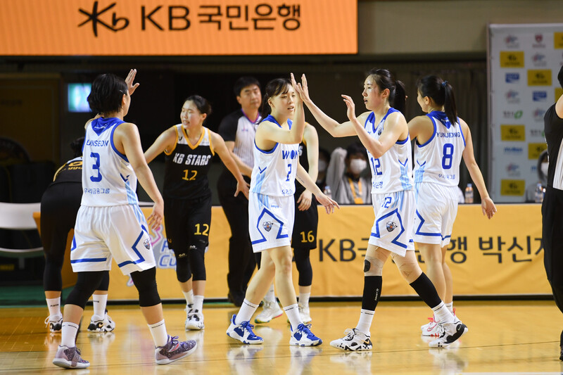 아산 우리은행 선수들이 30일 충북 청주체육관에서 열린 여자농구 2022 케이비(KB)국민은행 박신자컵 서머리그 준결승전 청주 케이비(KB)스타즈와 경기에서 득점한 뒤 기뻐하고 있다. WKBL 제공