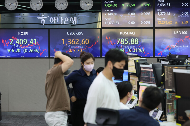 2일 서울 명동 하나은행 본점에서 직원들이 주가 및 환율을 모니터하고 있다. 원-달러 환율은 13년 5개월여 만에 1,360원을 돌파했다. 이날 서울 외환시장에서 달러 대비 원화 환율은 전날 종가보다 7.7원 오른 달러당 1,362.6원에 거래를 마쳤다. 종가 기준으로 2009년 4월 1일(1,379.5원) 이후 가장 높았다. 연합뉴스