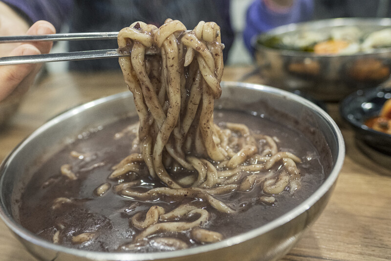 화순 운주사 근처에는 팥칼국수를 파는 식당이 있다. 넉넉한 인심이 여행자의 마음을 흔든다. 최갑수 제공