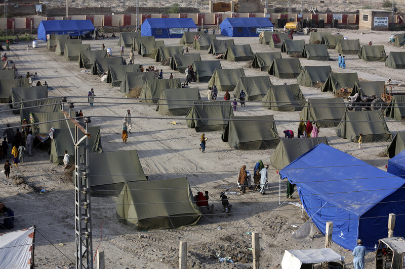 7일 파키스탄 남부 수쿠르에 중국 정부 지원으로 설치된 이재민 임시 캠프에서 사람들이 걸어가고 있다. AP 연합뉴스