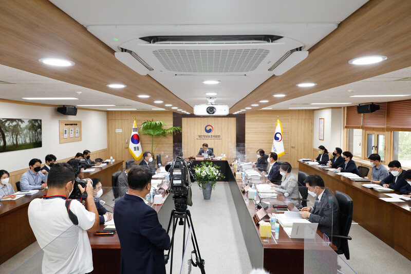 윤종인 개인정보보호위원회 위원장이 14일 오전 서울 종로구 정부서울청사에서 개최된 제15회 개인정보보호위원회 전체회의를 진행하고 있다. 개인정보보호위원회 제공