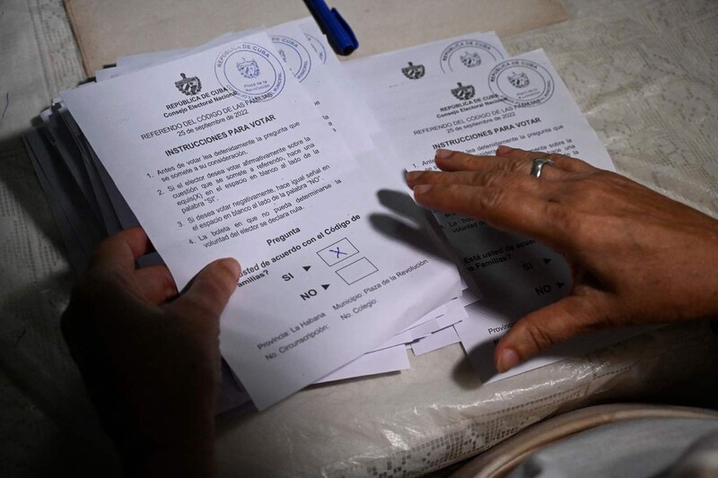 25일 쿠바 아바나의 투표소에서 선거 관리원이 투표 용지를 세고 있다. AFP