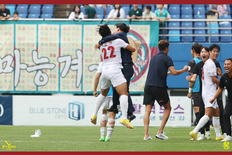 이정효 광주FC 감독이 2일 대전월드컵경기장에서 열린 K리그2 2022 대전 하나시티즌과 경기에서 후반 추가시간 동점골을 터뜨린 이상기와 격하게 포옹하고 있다. 광주FC 제공