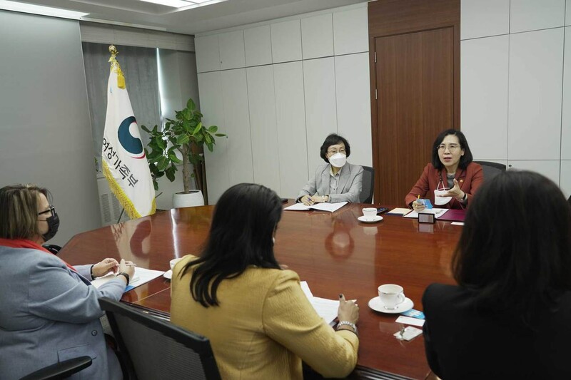 김현숙 여성가족부 장관이 11일 정부서울청사에서 아니타 바티아 유엔여성기구 부총재와 면담하고 있다. 여성가족부 제공